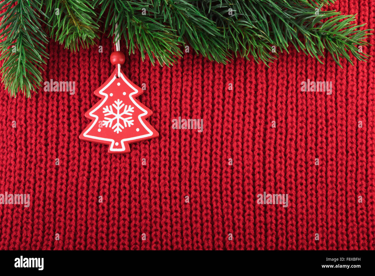 Décoration de Noël sur fond tricoté rouge Banque D'Images