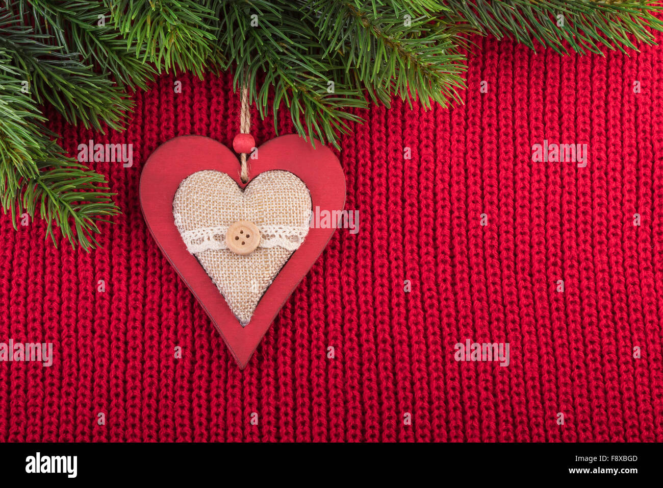 Décoration rustique de Noël sur fond tricoté rouge Banque D'Images