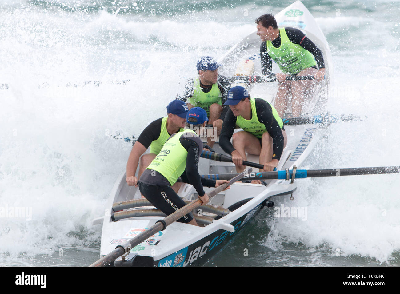 Sydney, Australie. 12 Décembre, 2015. Ocean Thunder Série annuelle de course professionnel surfboat de Dee Pourquoi Beach qui implique 24 équipes d'Élite et Élite mens womens 12 équipes de partout en Australie. Modèle : crédit10/Alamy Live News Banque D'Images