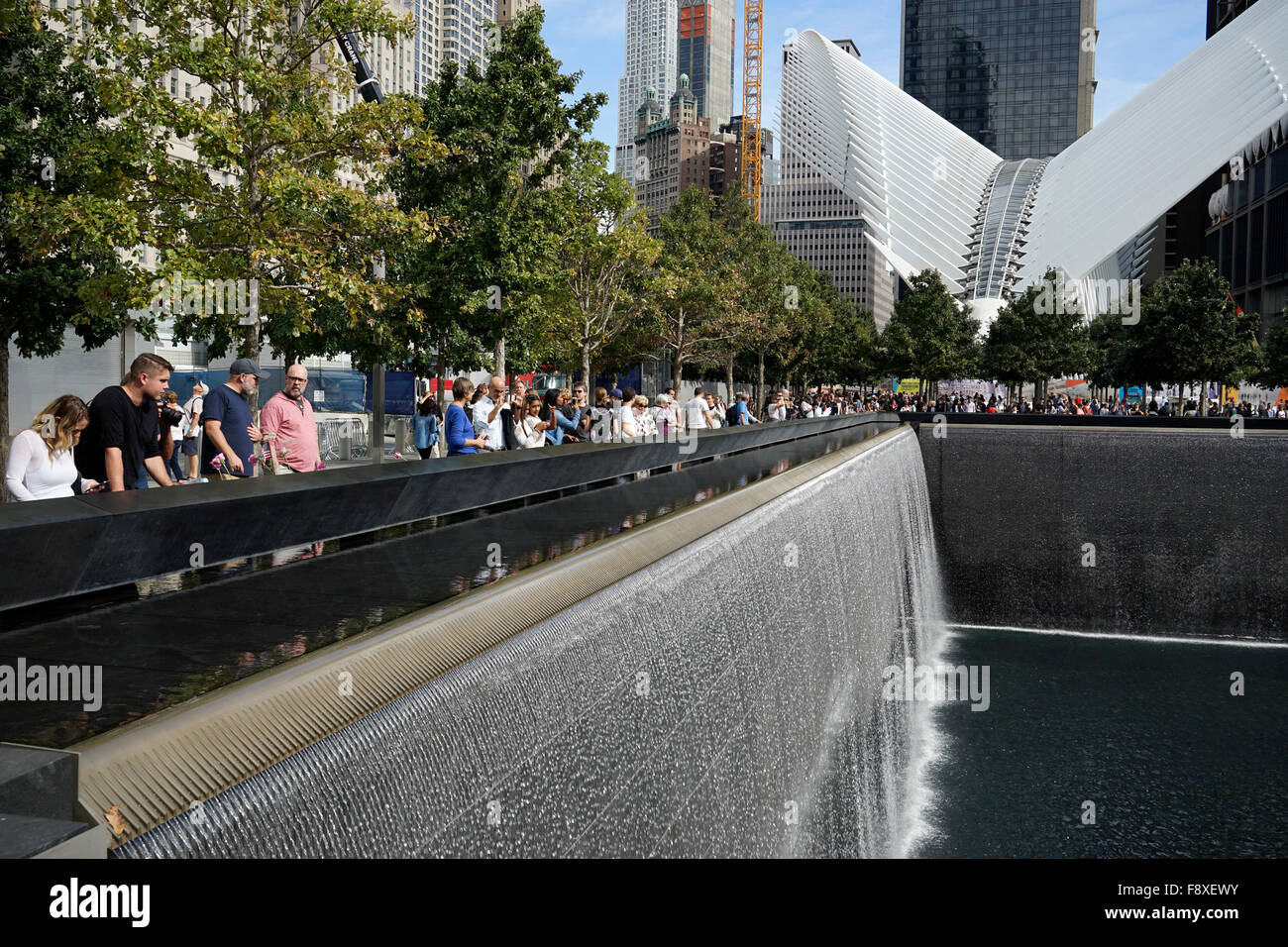 Le National 9/11 Memorial avec la structure en forme d'un oiseau d'Oculus immobilier World Trade Center Transportation Hub en arrière-plan Banque D'Images