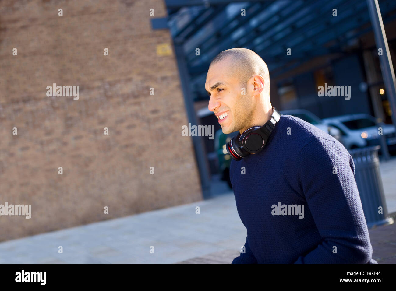Happy Young man with headphones Banque D'Images