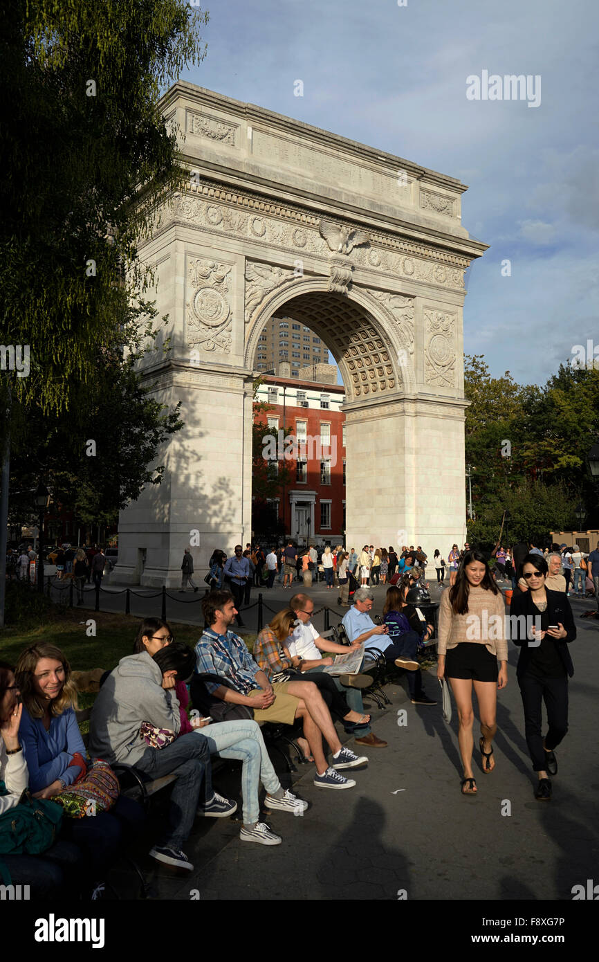 Les visiteurs à Washington Square Park avec Washington Square Arch dans l'arrière-plan. Greenwich Village, New York City, USA Banque D'Images