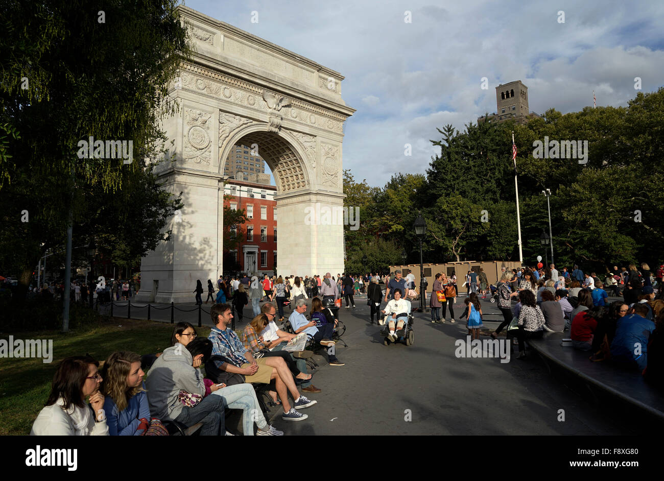 Les visiteurs à Washington Square Park avec Washington Square Arch dans l'arrière-plan. Greenwich Village, New York City, USA Banque D'Images