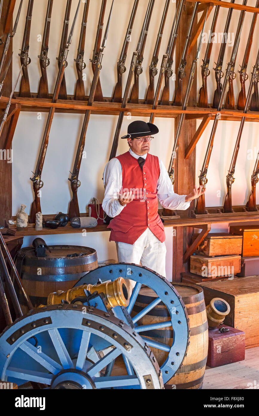 Williamsburg, Virginie - une histoire vivante reenactor costumés dans le magazine à Colonial Williamsburg. Banque D'Images