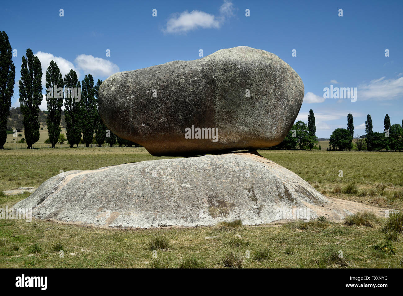 L'équilibrage de roches massives à Stonehenge, réserve de loisirs Glen Innes, Nouvelle Angleterre, Nouvelle Galles du sud Banque D'Images