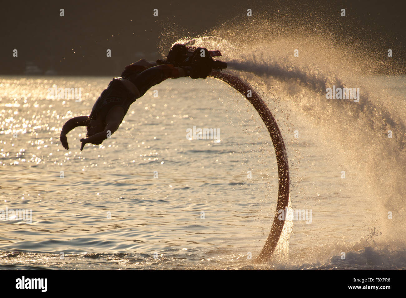 Faire Flyboarder retour retourner vagues rétroéclairé Banque D'Images