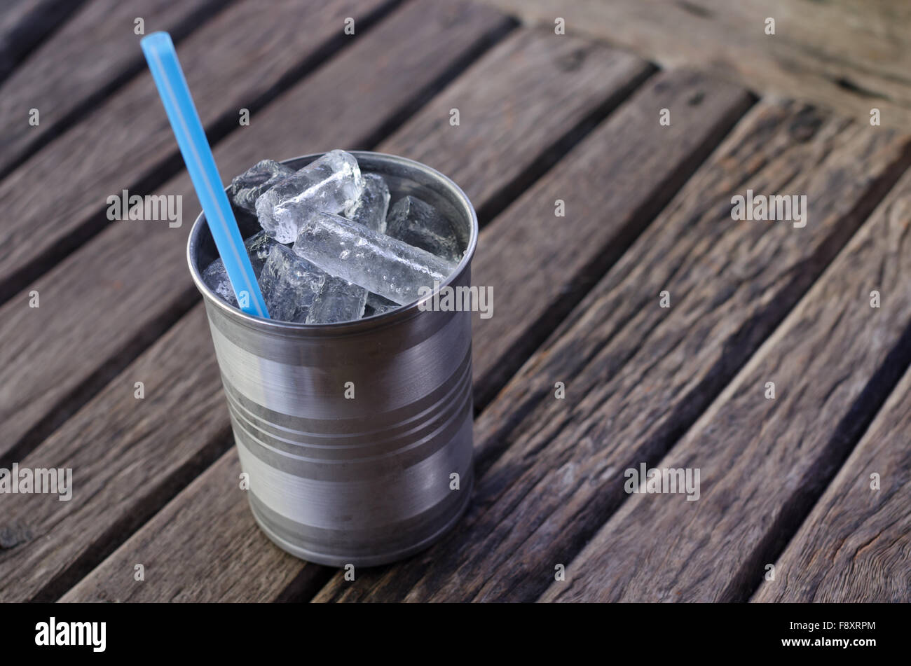 Tasse de glace sur fond de bois. Banque D'Images