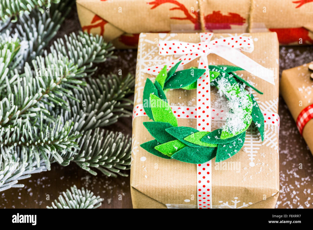 Cadeaux de Noël enveloppé dans du papier brun avec des rubans rouges. Banque D'Images