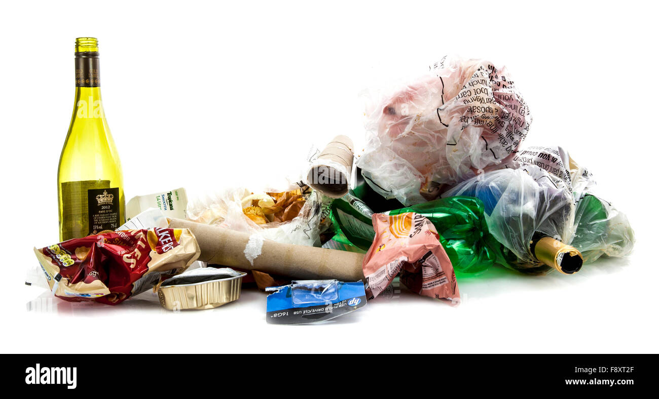 Tas de détritus montrant bien connaître les noms de marque sur un fond blanc Banque D'Images