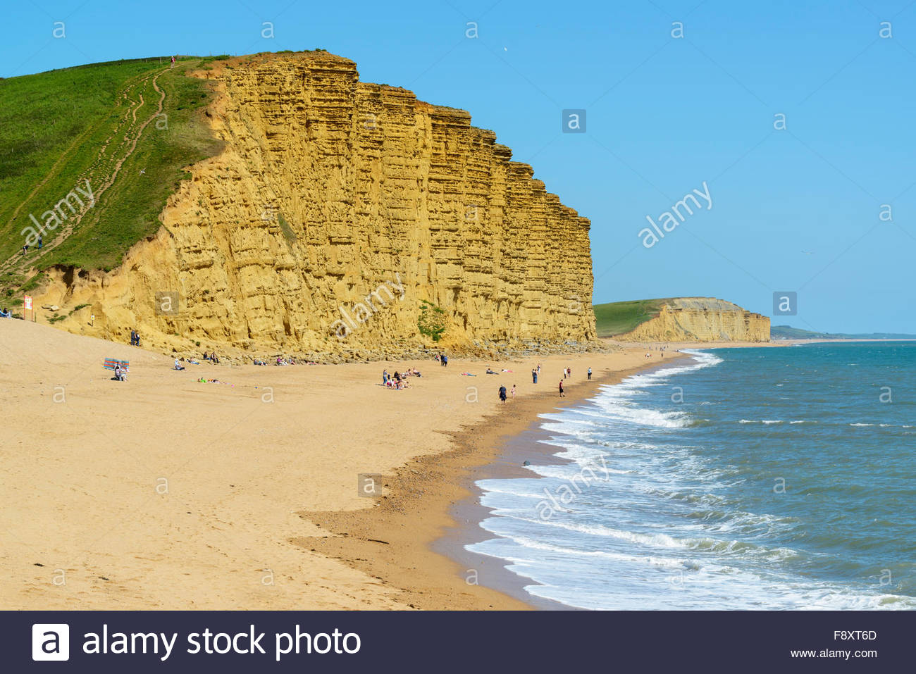 À l'Est des falaises et plage, West Bay, a officiellement nommé