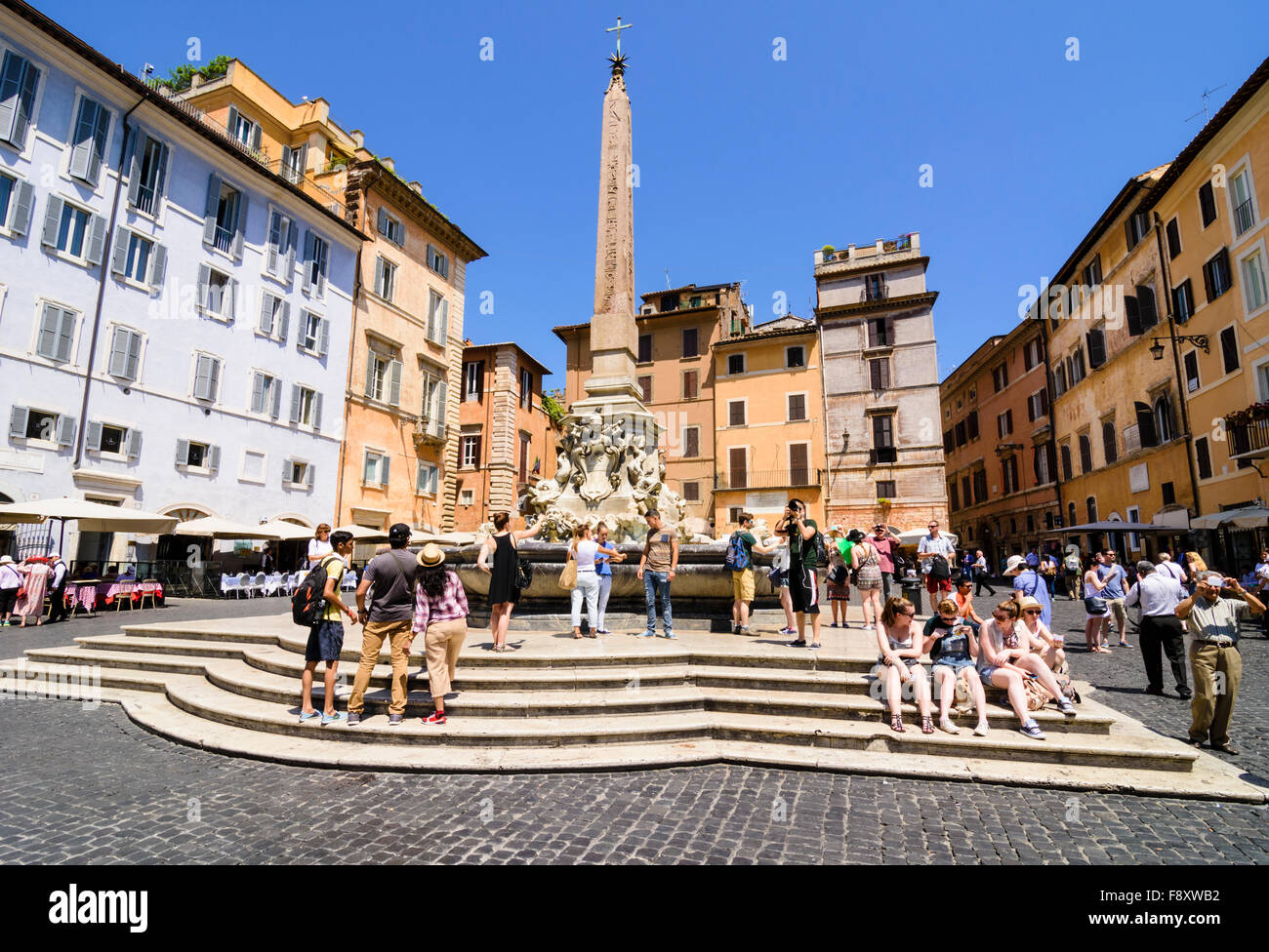 Les touristes à la Fontana del Pantheon, Piazza della Rotonda, Rome, Italie Banque D'Images