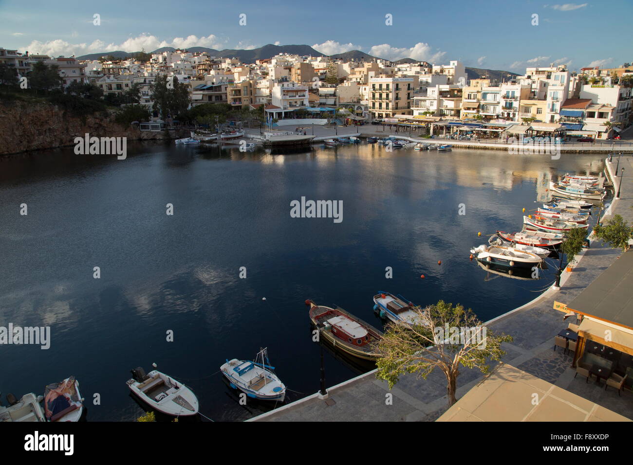 Lac Voulismeni dans le centre de Aghios Nikolaos, Crète, Grèce. Banque D'Images