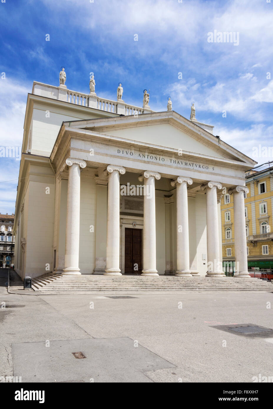 La façade néoclassique de la Chiesa di Sant'Antonio Taumaturgo sur la Piazza Sant'Antonio, Trieste, Italie Banque D'Images