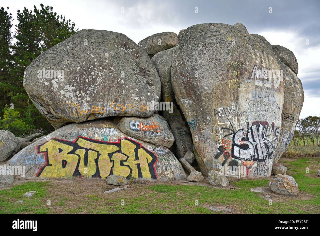 Hideaway thunderbolts sous la forme d'une cachette à uralla rock, New England, New South Wales, Australie, couverts de graffitis Banque D'Images