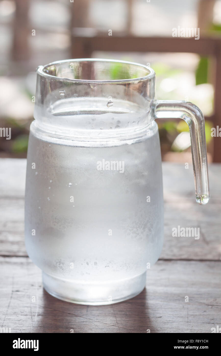 Pot de l'eau froide sur une table en bois, stock photo Banque D'Images