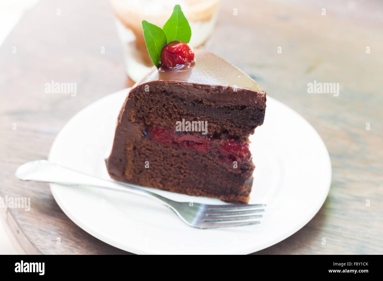 Morceau de gâteau au chocolat sur plaque blanche, stock photo Banque D'Images