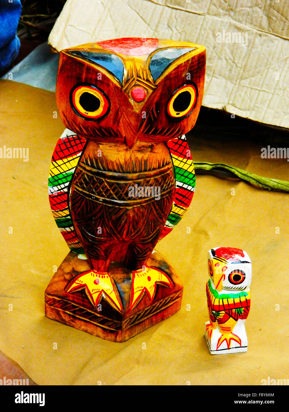 En bois coloré sculpté avec Owl Chouette Bébé Banque D'Images