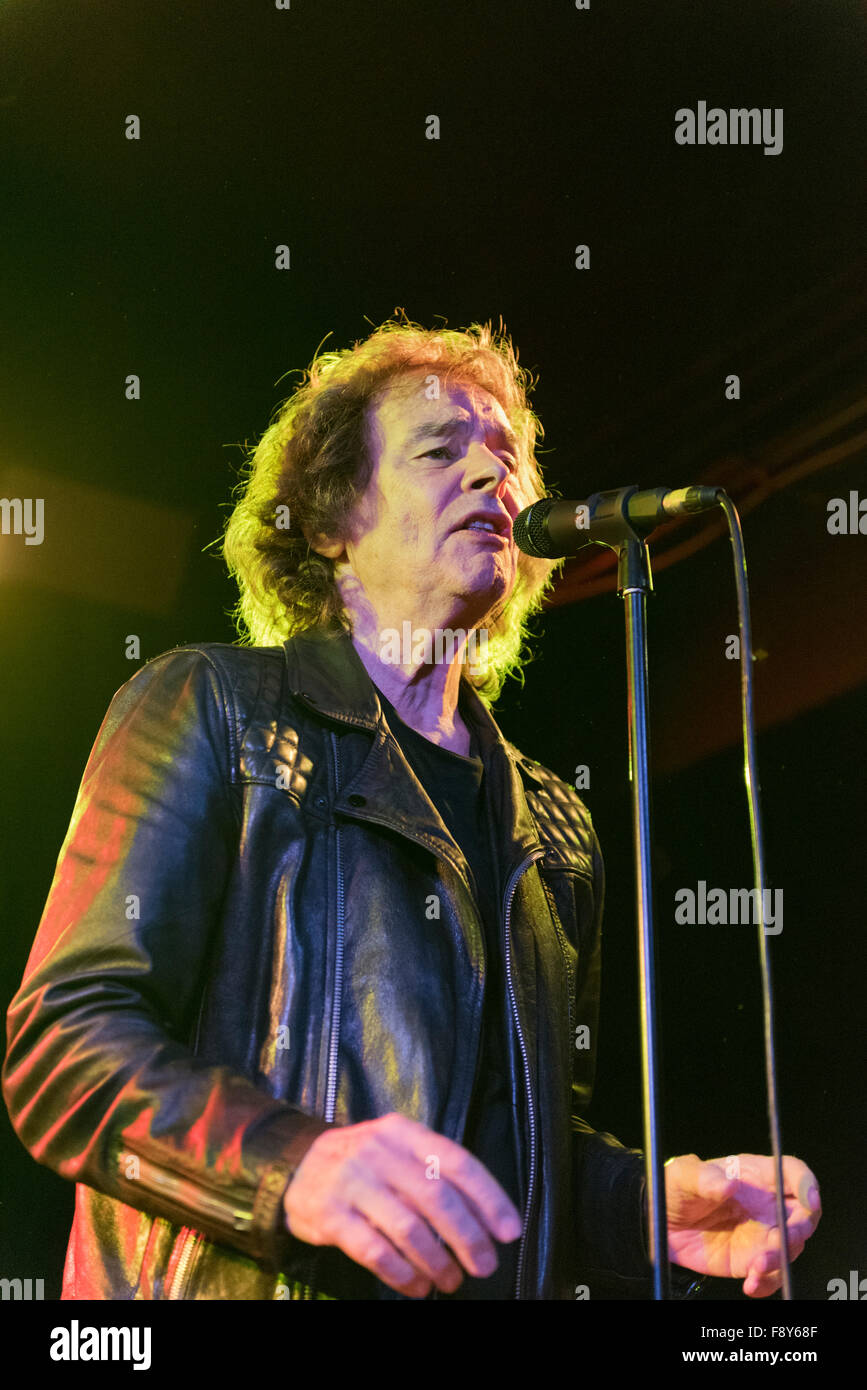 Rock The Zombies en concert à Manchester Academy, 9e décembre 2015. Membre fondateur et chanteur Renan Luce. Banque D'Images