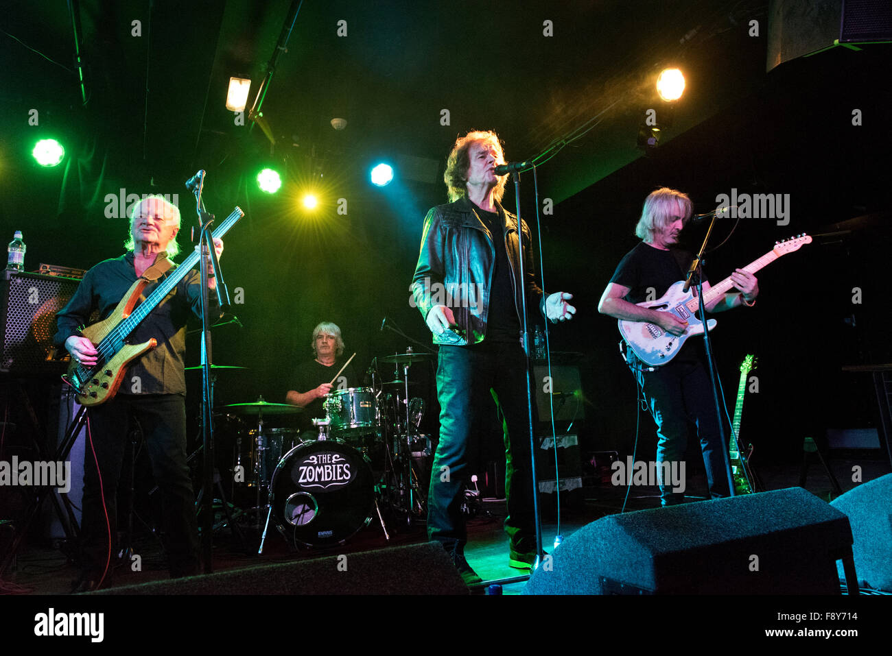 Rock The Zombies en concert à Manchester Academy, 9e décembre 2015. Renan Luce, chanteur, est centre. Banque D'Images