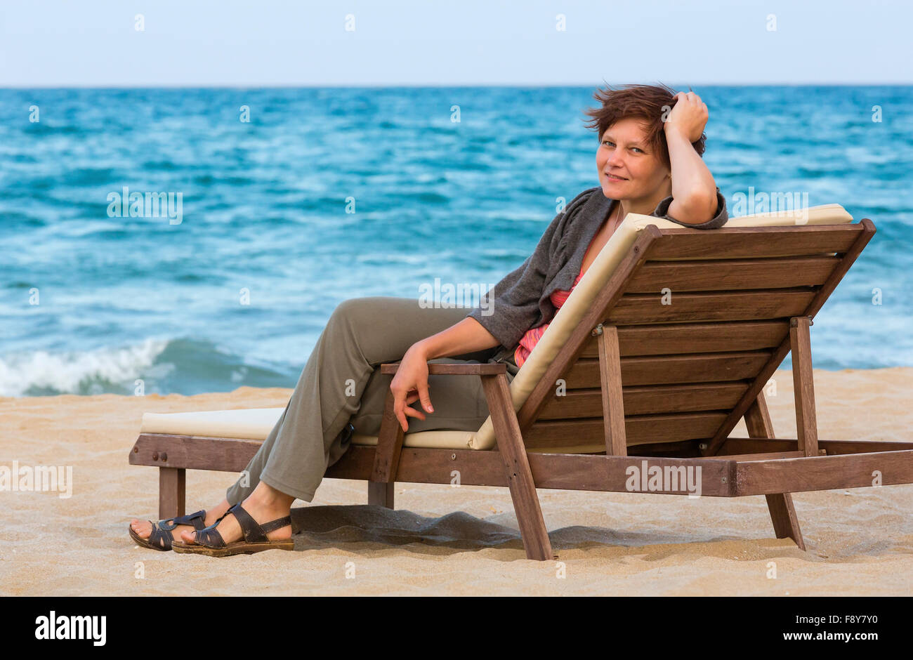 Femme sur la plage en bois lit. Vacances d'été. La Bulgarie. Banque D'Images
