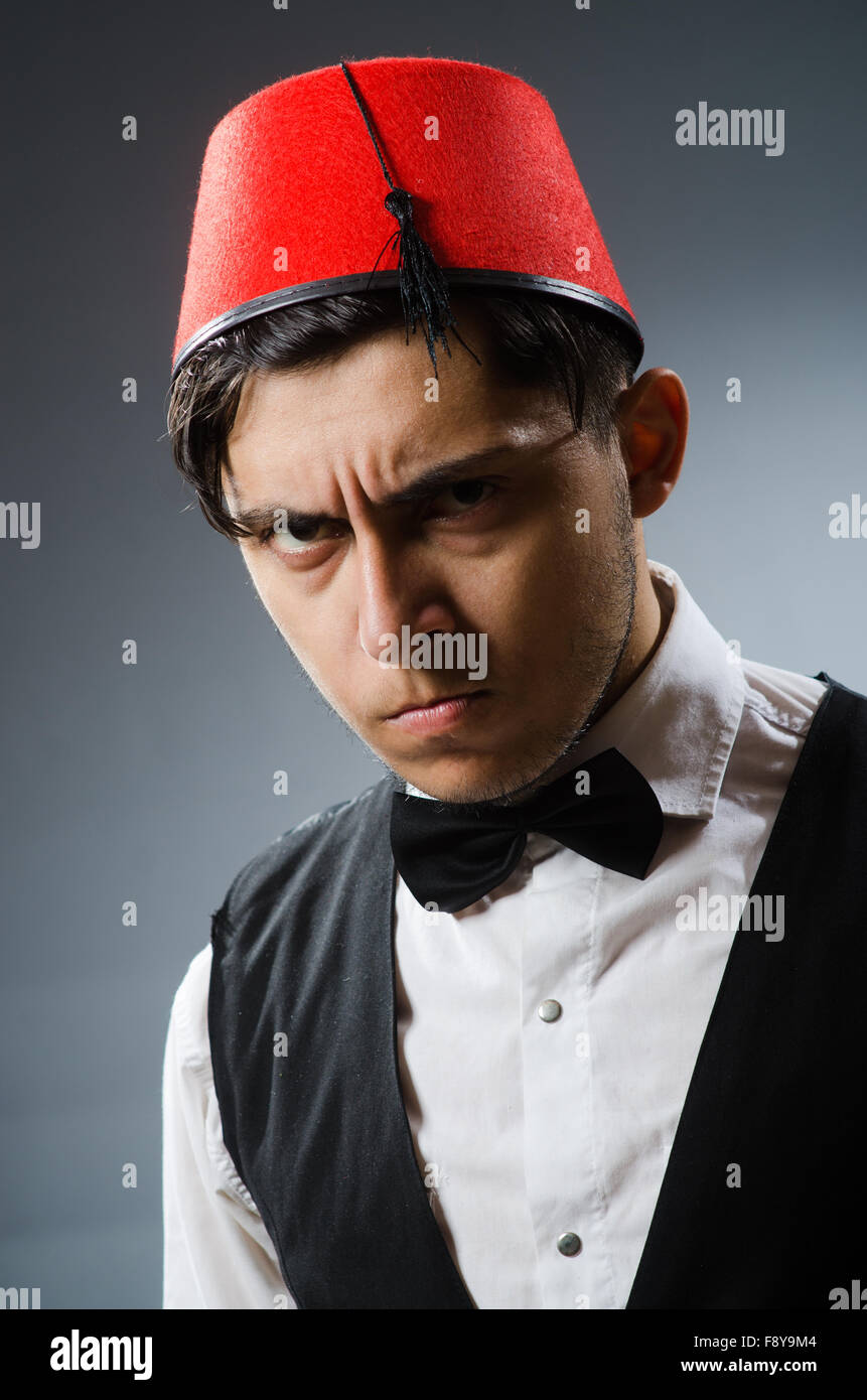 Homme portant un chapeau traditionnel turc Fès Photo Stock - Alamy