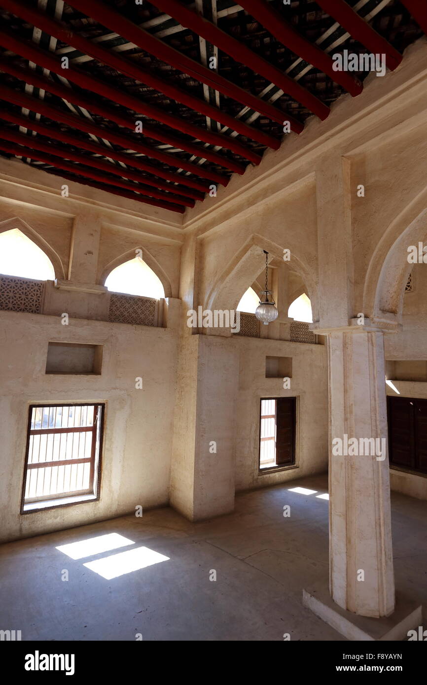 Une chambre dans le Beit cheikh Isa bin Ali house, montrant l'architecture arabe traditionnelle et palm plafond, sur le sentier de la culture perlière, Bahreïn Muharraq, Bahrain Banque D'Images
