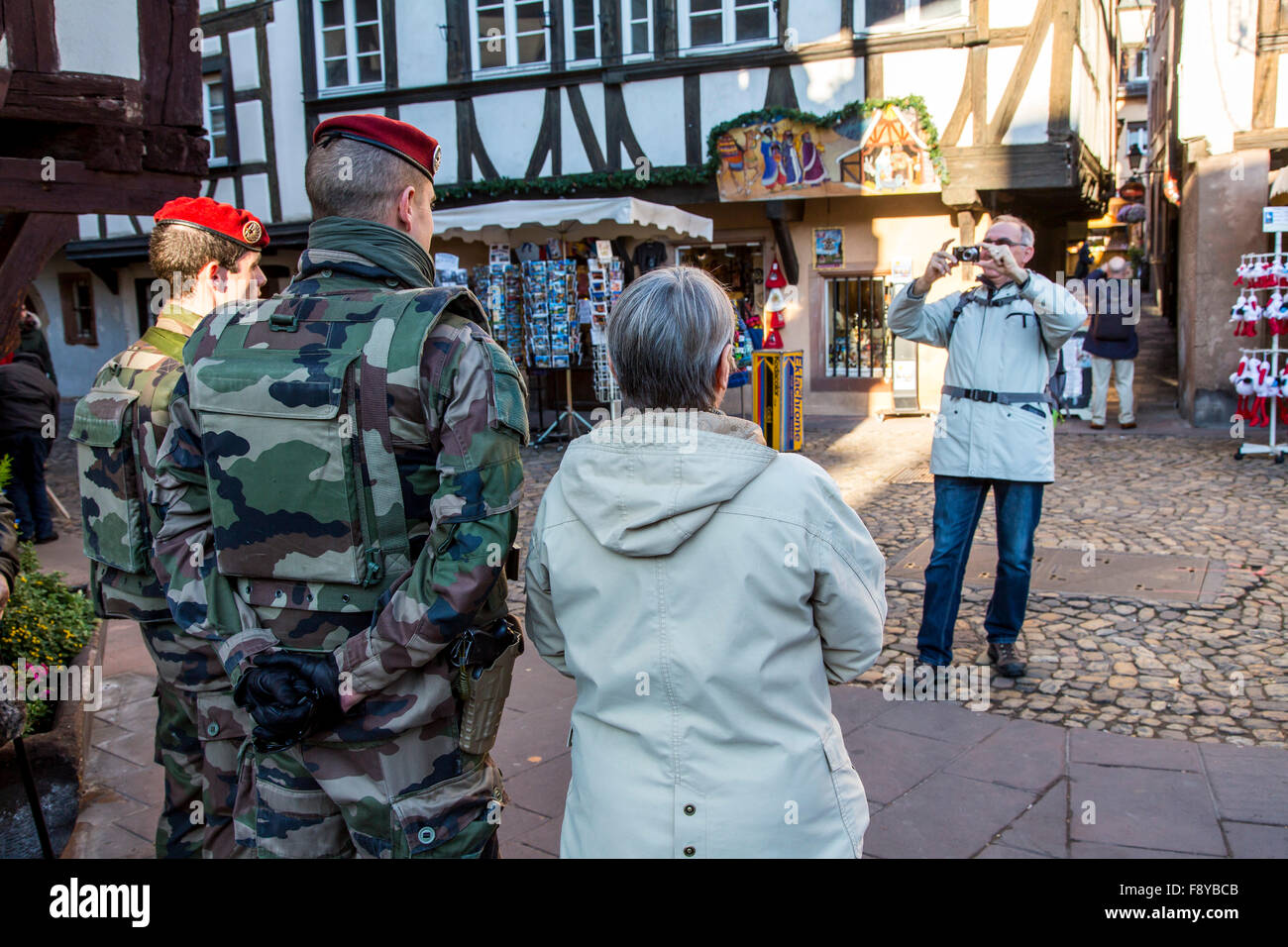Les forces de sécurité françaises patrouillent la ville de Strasbourg, après une alerte au terrorisme, les soldats de l'armée française, la vieille ville, les touristes, Banque D'Images