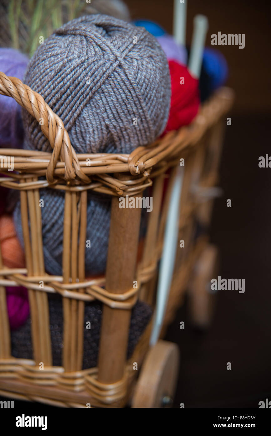 En fait à la main les choses en utilisant des aiguilles à tricoter et crochet Banque D'Images