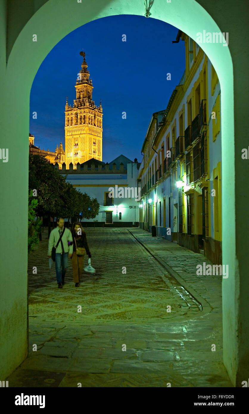 La tour Giralda vu de la Juderia (ancien quartier juif). Séville, Andalousie, espagne. Banque D'Images