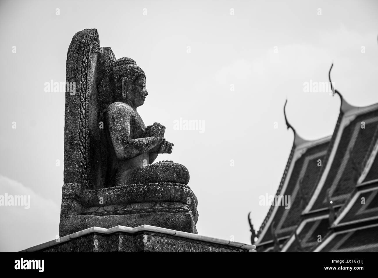 Bouddha assis statue en pierre dans Wat Phra Kaew temple, Palais Royal de Bangkok. Banque D'Images