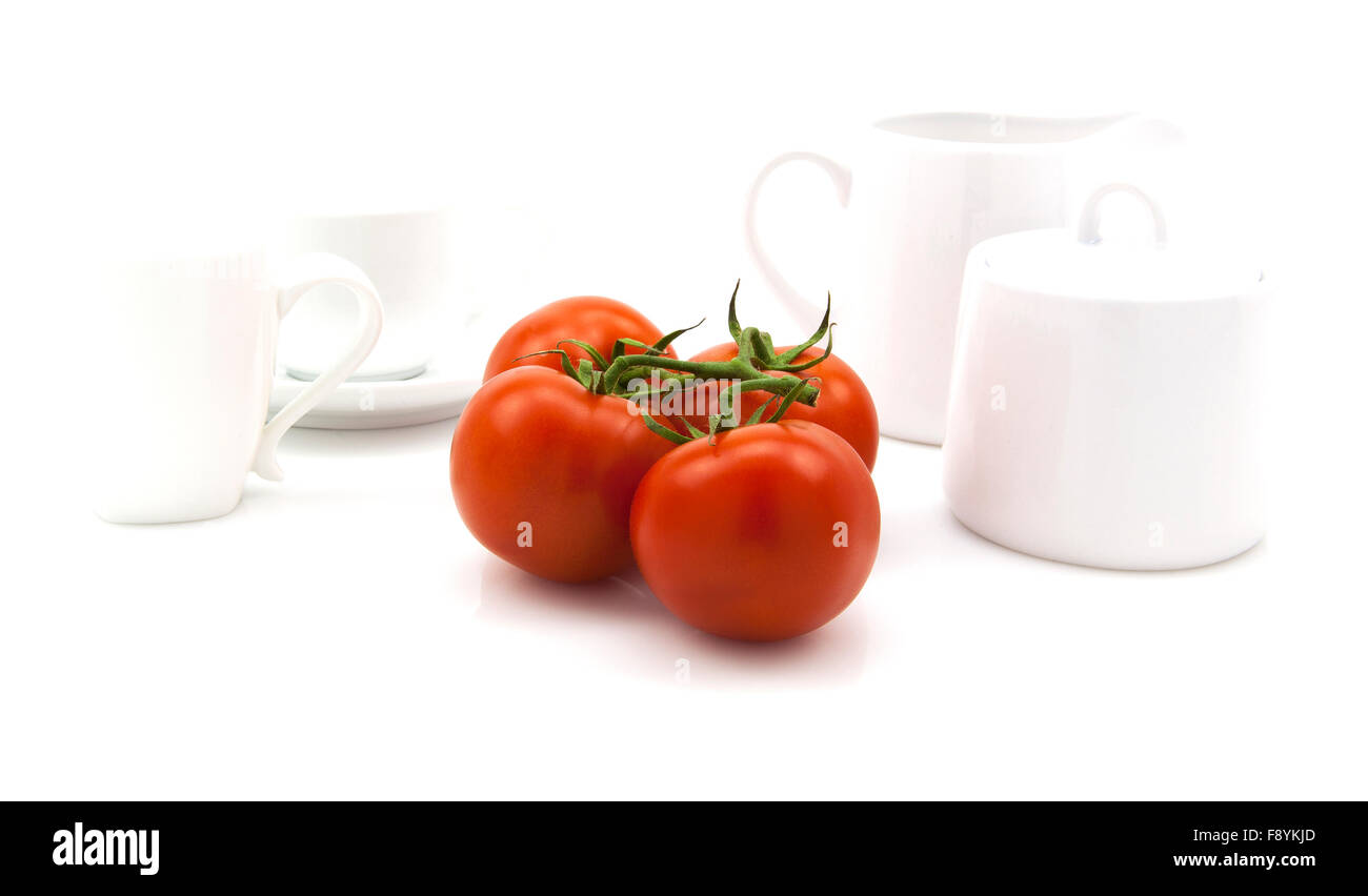 Tomates fraîches dans un établissement moderne cuisine blanche Banque D'Images