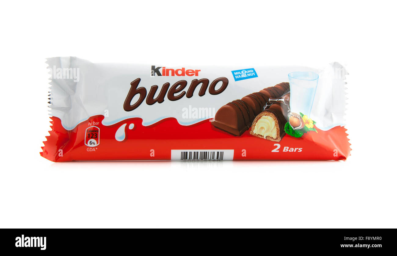 Kinder Bueno chocolat au lait et noisettes bar sur fond blanc Banque D'Images