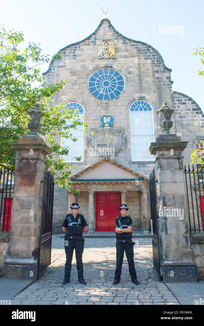 En dehors de la police Canongate Kirk à Édimbourg, en Écosse, le 29 juillet 2011 avant le mariage de Zara Philips et Mike Tindall. Banque D'Images