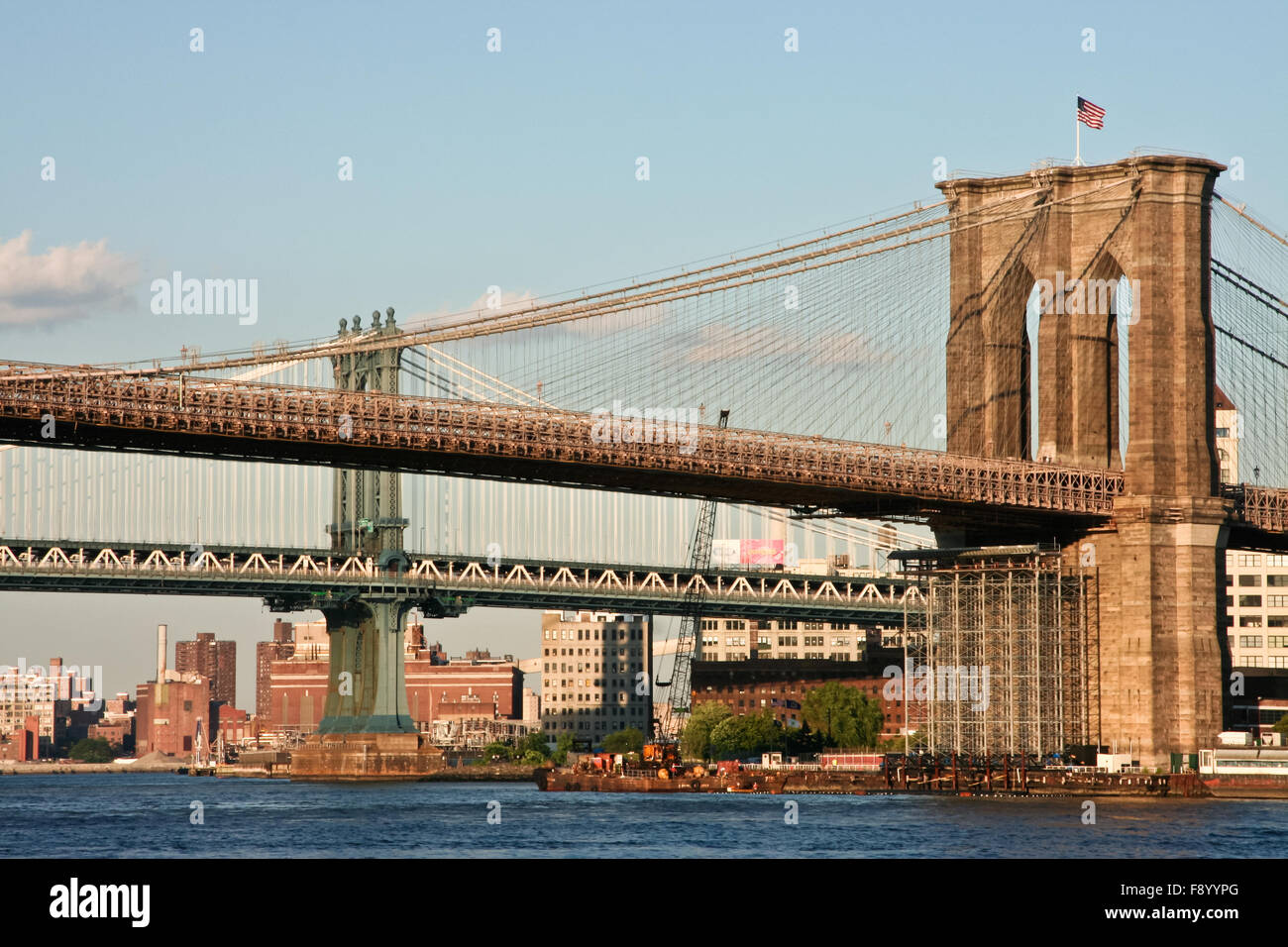 Le Brooklyn et Manhattan Bridge reliant les quartiers de Manhattan et Brooklyn en enjambant l'East River Banque D'Images