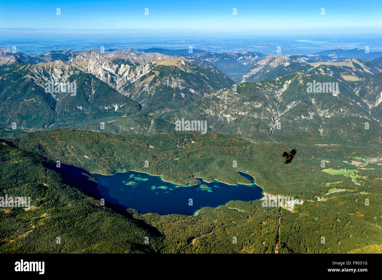 Vue sur Lac Eibsee et Alpes de Zugspitze, Grainau, Werdenfelser Land, Alpes, Haute-Bavière, Bavière, Allemagne Banque D'Images