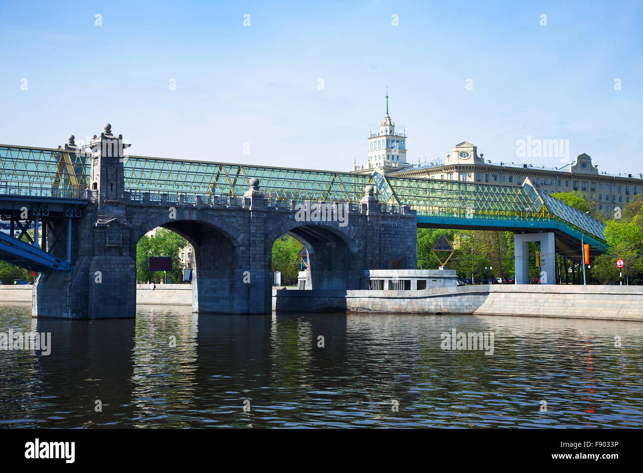 Vue de Moscou. Andreyevsky Pushkinsky pont et passerelle pour piétons Banque D'Images