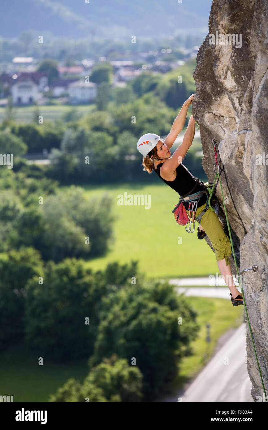Femme randonnées, escalade, sur un rocher, Martinswand, Zirl, Tyrol, Autriche Banque D'Images