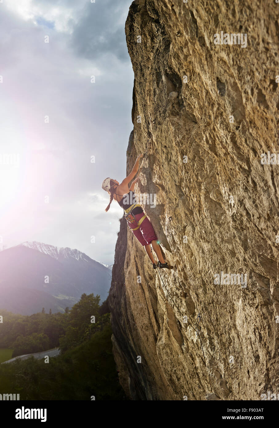 Femme randonnées, escalade, sur un rocher, Martinswand, Zirl, Tyrol,  Autriche Photo Stock - Alamy