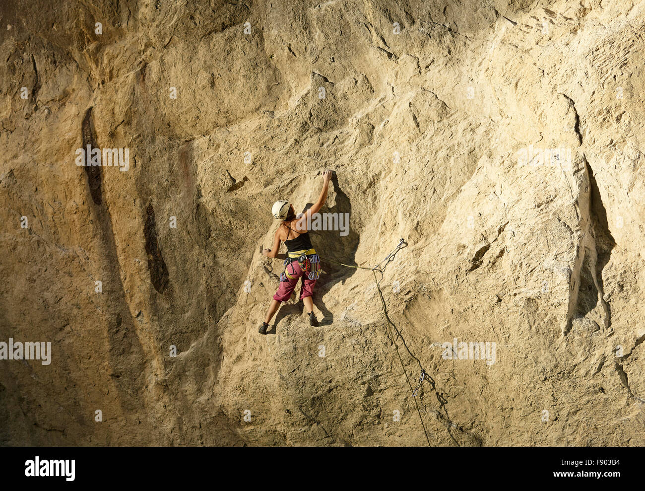 Femme randonnées, escalade, sur un rocher, Martinswand, Zirl, Tyrol, Autriche Banque D'Images