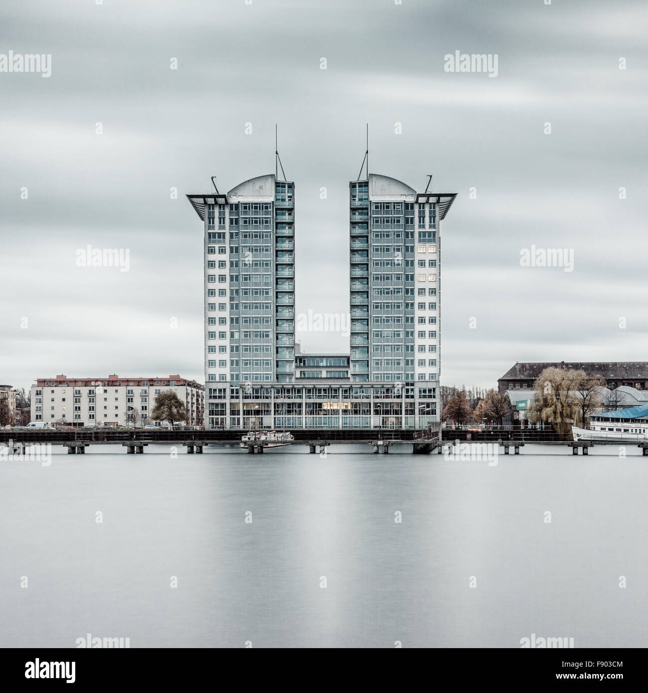 Deux tours de bureaux par la Spree, Treptow, Berlin, Allemagne Banque D'Images