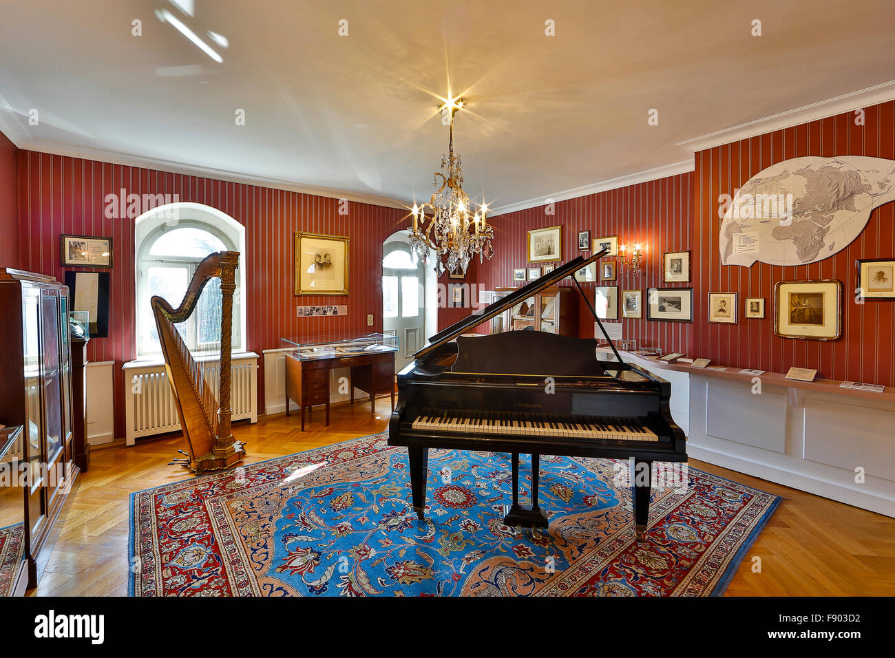 Exposition avec harpe et piano, la Villa Teresa, Coswig, Saxe, Allemagne Banque D'Images