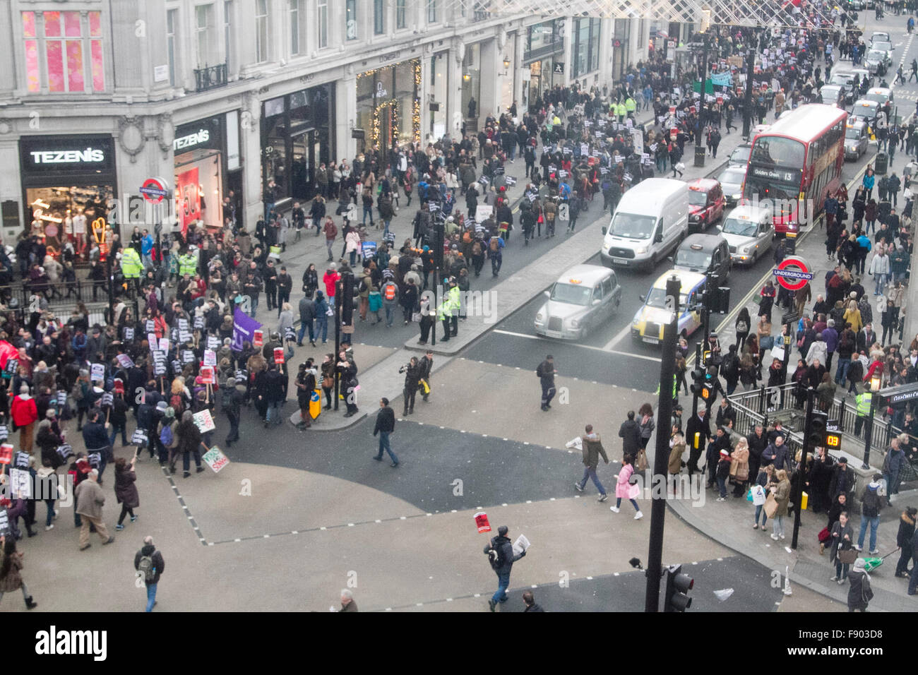 London UK. 12 décembre 2015. Des milliers de manifestants à partir de la Coalition contre la guerre ont défilé dans Regents Street Londres britannique contre une action militaire contre l'État islamique Daesh cibles dans la Syrie Crédit : amer ghazzal/Alamy Live News Banque D'Images