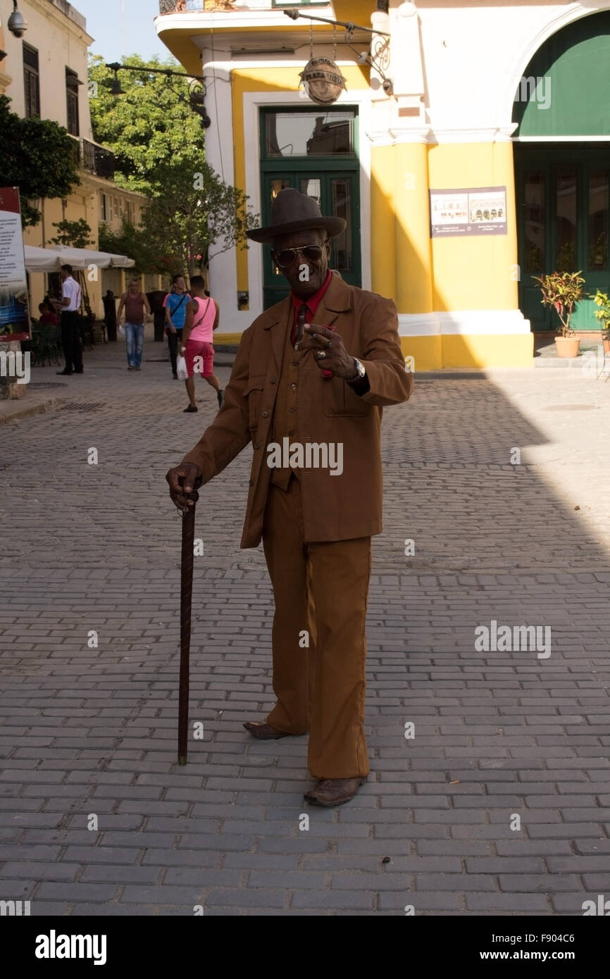 Un homme fume son cigare cubain Banque D'Images