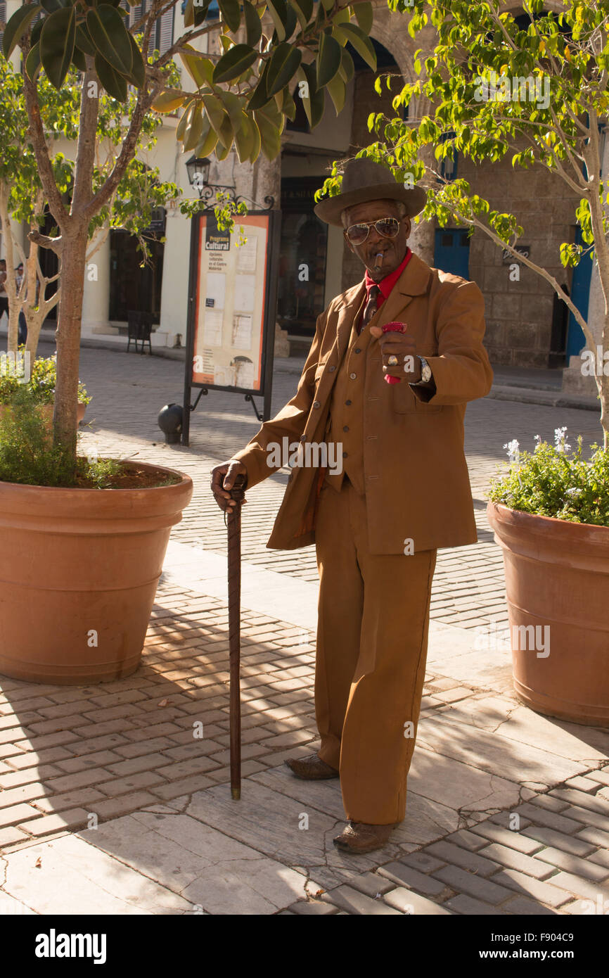 Un homme avec un cigare cubain dans un carré à La Habana Banque D'Images