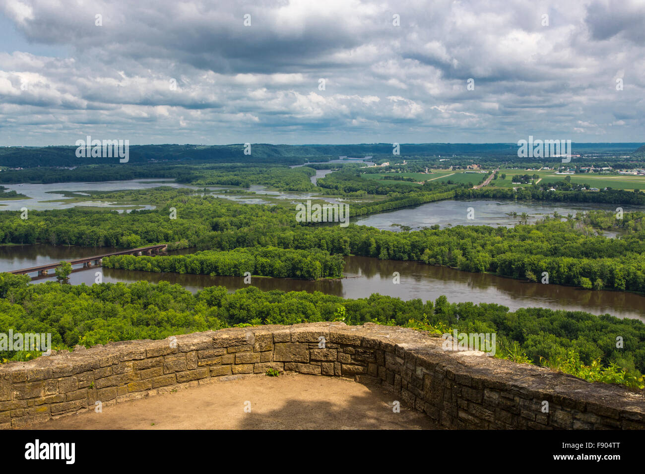 Un panorama de la confluence du Wisconsin et du fleuve Mississippi à partir de Wyalusing State Park dans le Wisconsin Banque D'Images