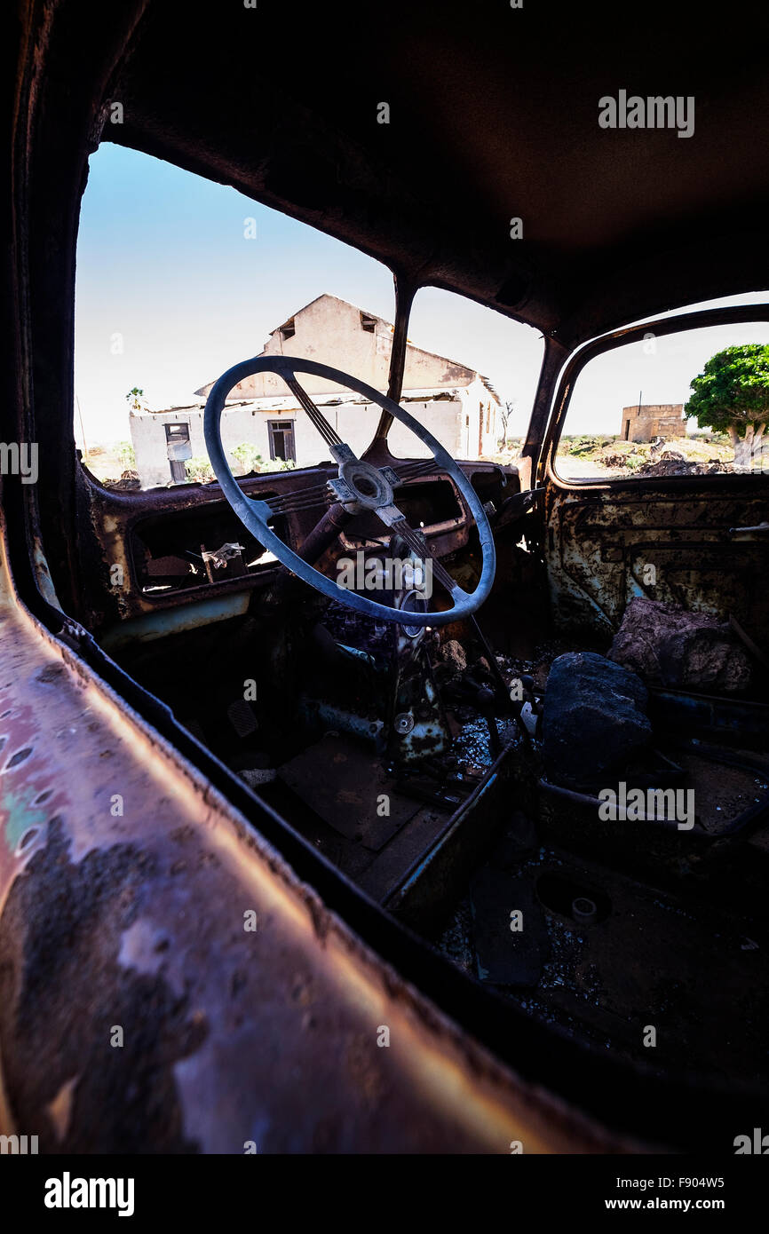 Vieux camion abandonné dans une ferme près de Palm Mar, Tenerife, Canaries, Espagne. Banque D'Images