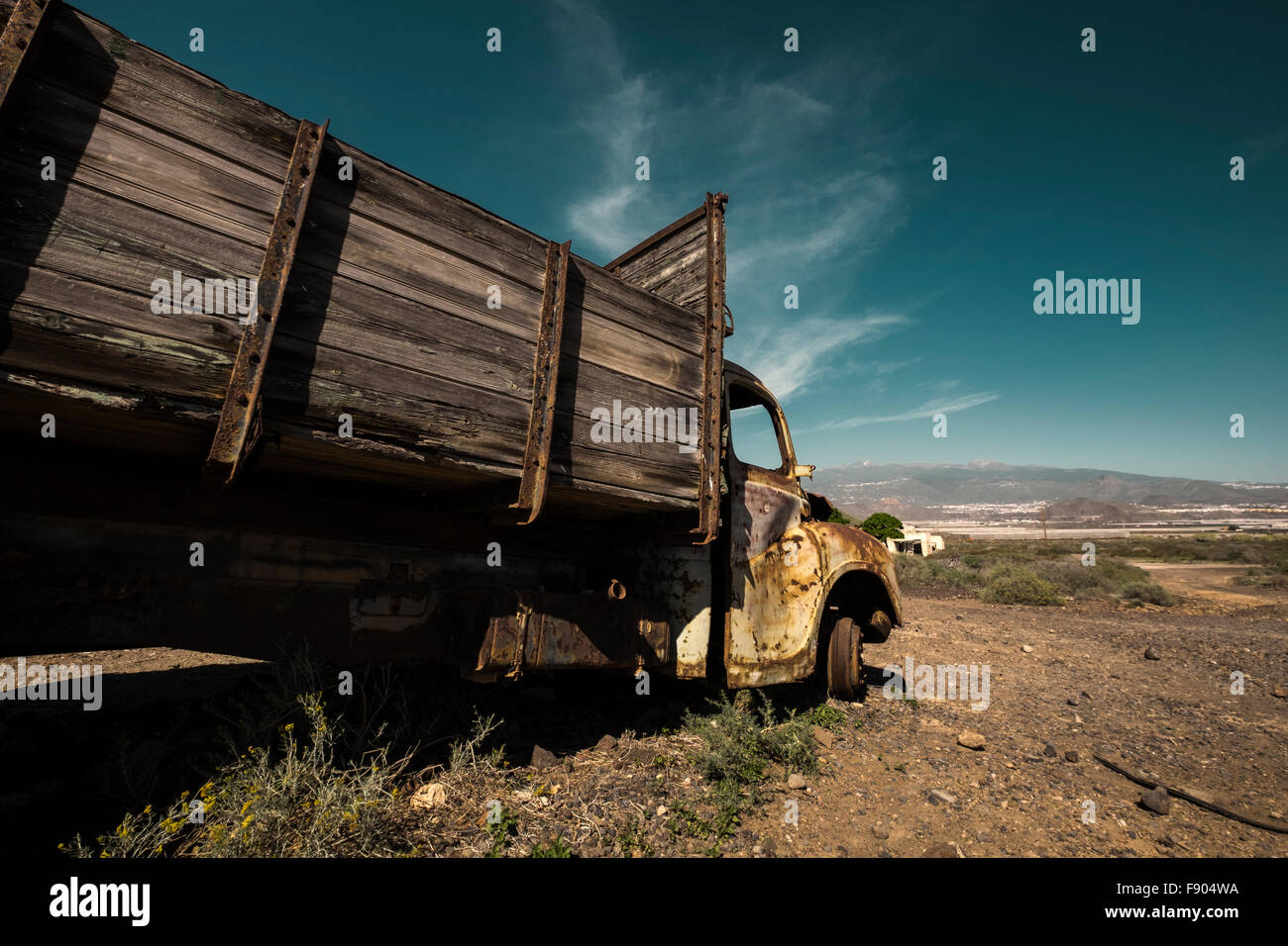 Vieux camion abandonné dans une ferme près de Palm Mar, Tenerife, Canaries, Espagne. Banque D'Images