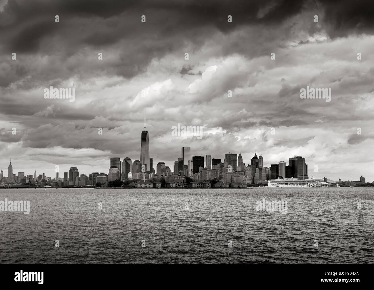 Le port de New York en noir & blanc vue de la baisse des grattes-ciel de Manhattan, New York. One World Trade Center s'élève vers les nuages bas Banque D'Images