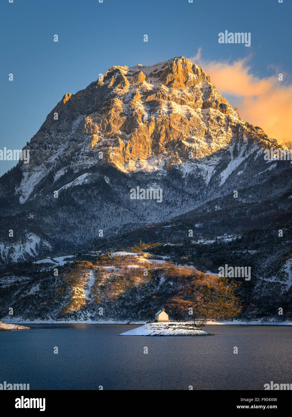 Coucher du soleil d'hiver sur le Grand Morgon se lever au-dessus de la montagne Saint Michel baie du lac de Serre Poncon, Alpes du Sud, France Banque D'Images