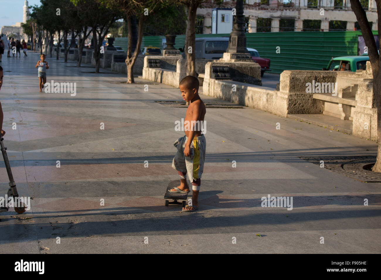 Un enfant joue avec ses amis dans les rues de La Havane (Cuba). Banque D'Images